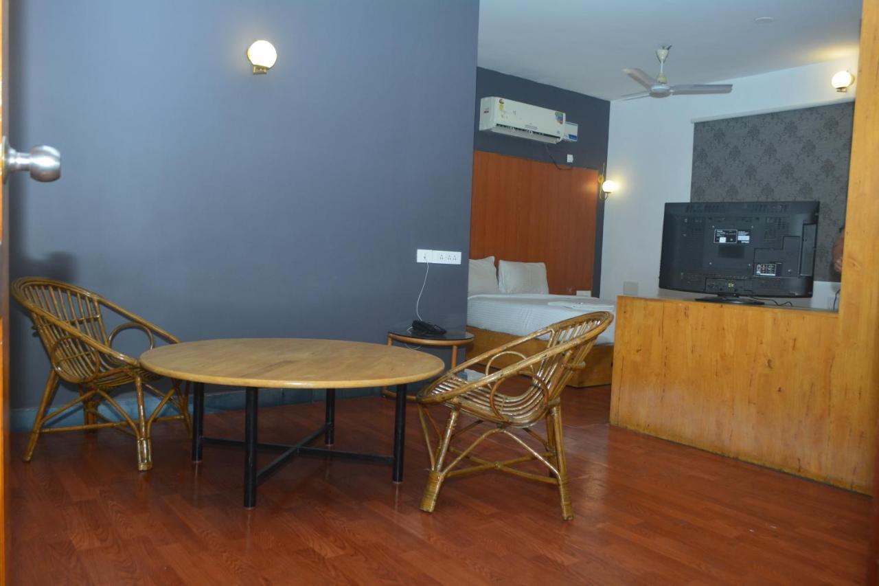 Dejavu Hotel Coimbatore Bagian luar foto