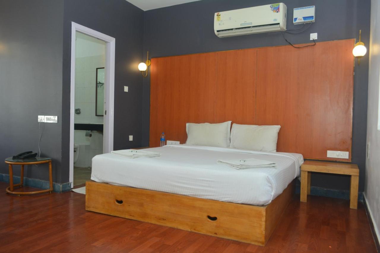 Dejavu Hotel Coimbatore Bagian luar foto