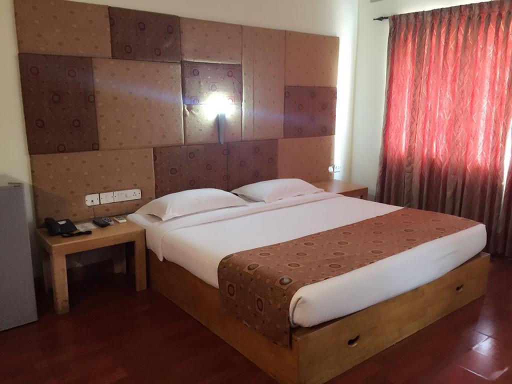Dejavu Hotel Coimbatore Bagian luar foto