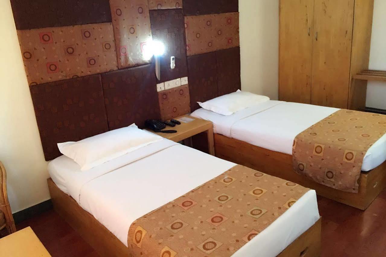 Dejavu Hotel Coimbatore Bagian luar foto